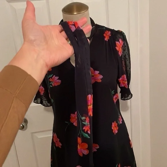 DKNY Dress Size 8 Navy Floral Chiffon Tie Neck Short Sleeve - Picture 9 of 12